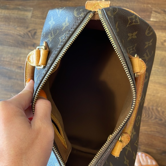 pre loved speedy 25! Great condition and comes with verification paperwork!! - Picture 5 of 8